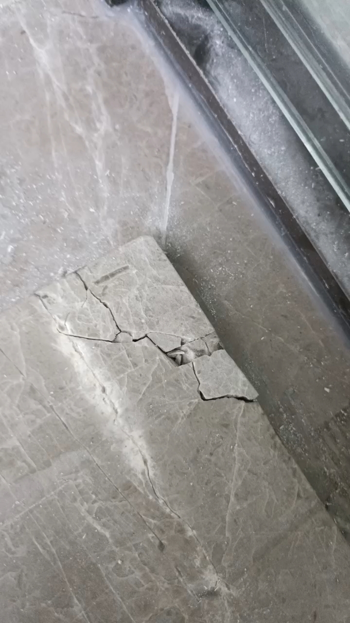 瓷砖烂了如何修复好(瓷砖烂掉了小块,怎么修补)